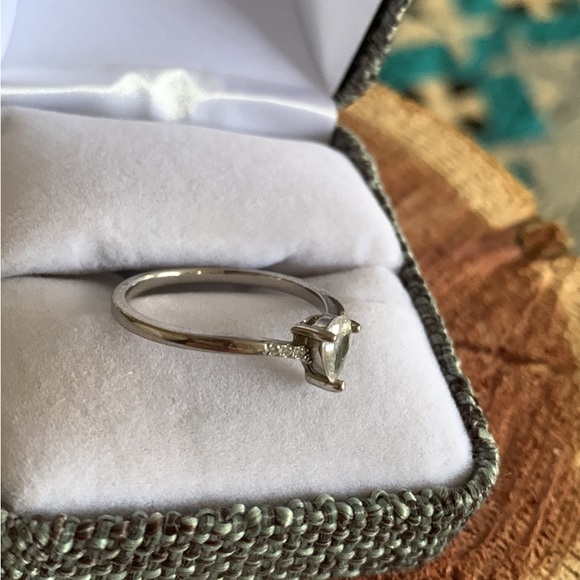 Teardrop engagement ring - Picture 2 of 3